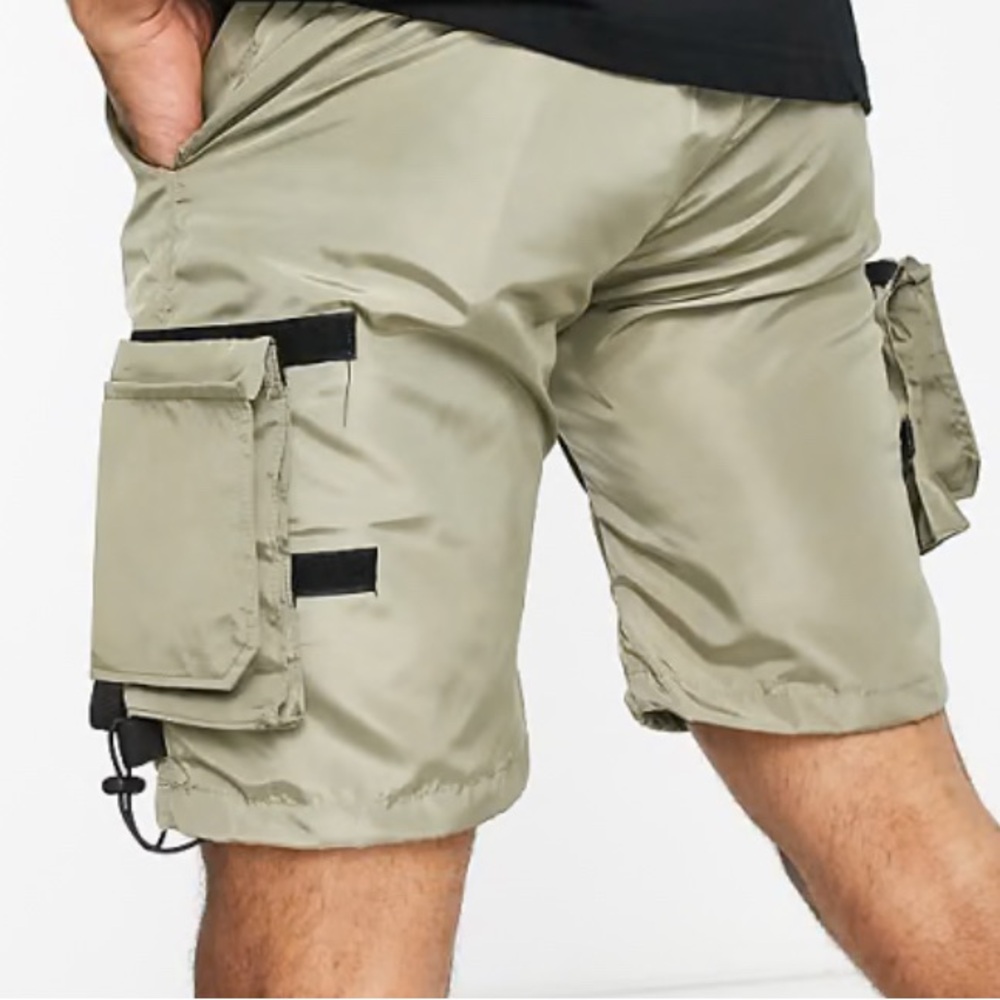 Forever 21 Men cargo shorts size Large 2 pockets secured with Velcro flaps. NWT